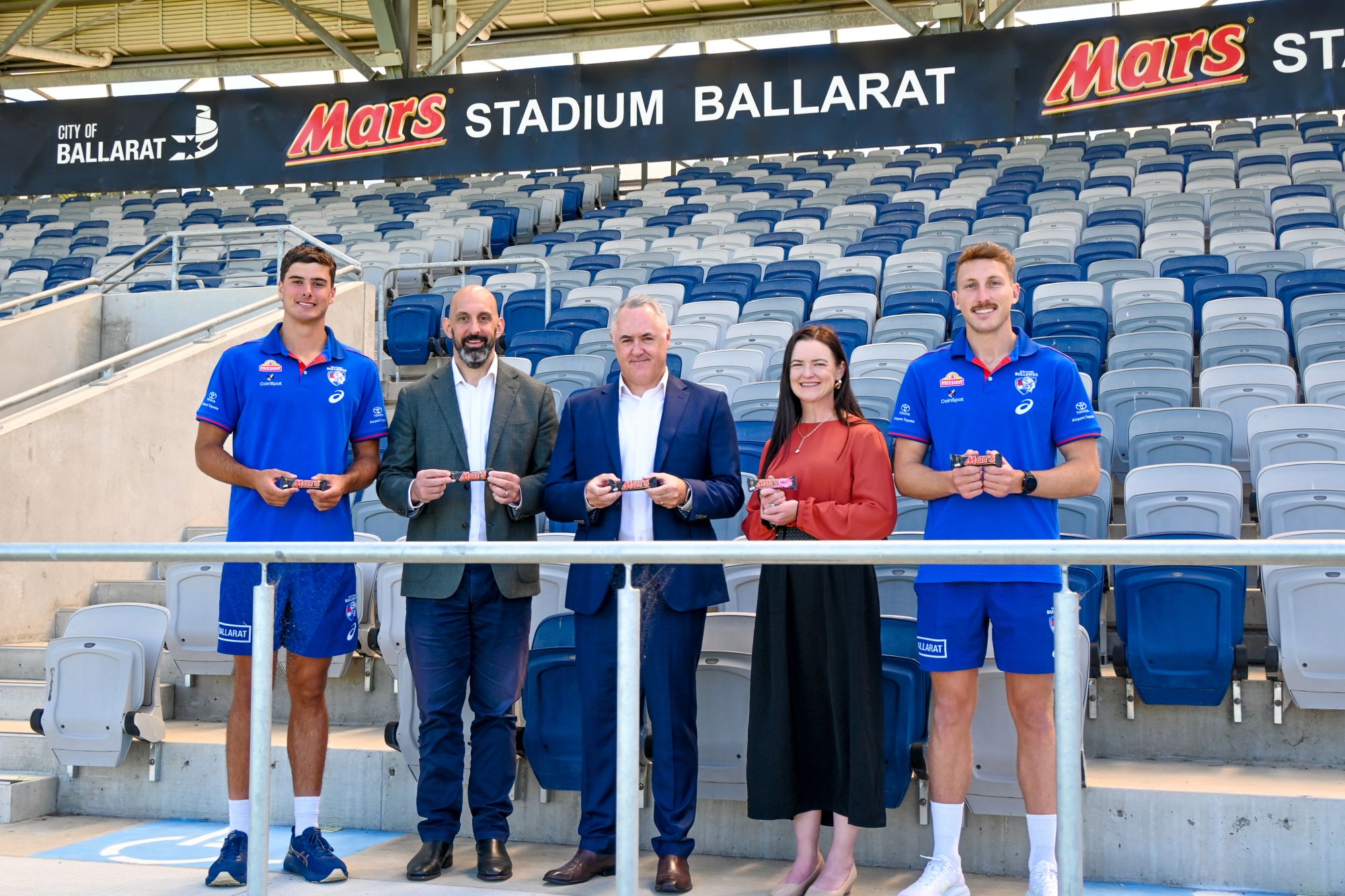 Western Bulldogs player James O’Donnell, Western Bulldogs Chief Commercial and Strategy Officer, Kon Karavias, Mars Wrigley General Manager, Michael Ryan, City of Ballarat Mayor, Cr Tracey Hargreaves and Western Bulldogs player Bailey Dale