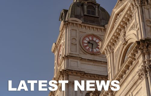 Tile image of Ballarat Town Hall clock that reads Latest News