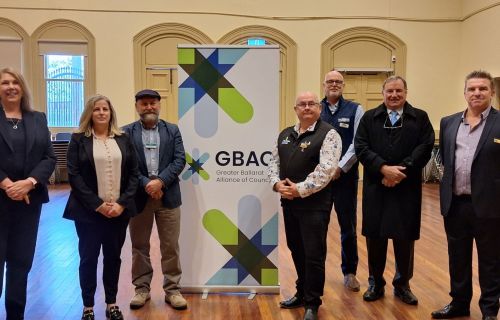 Image of City of Ballarat Mayor with Minister Catherine King and other Greater Ballarat Mayors holding up cupcakes branded with GBAC logo