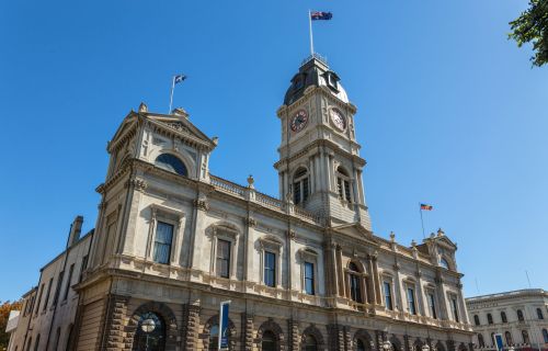 Photo of town hall building from Sturt Street 