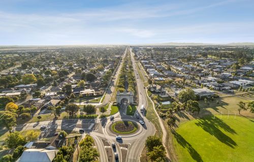 aerial image facing west out of Ballarat through the avenue of honour