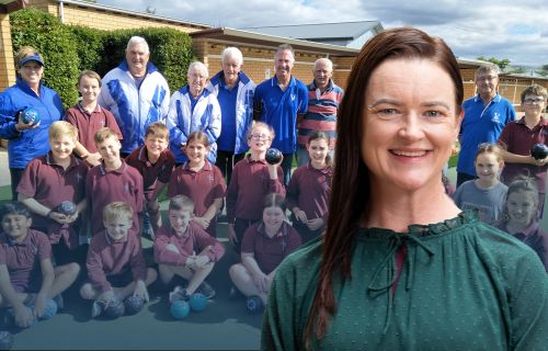 Image of Mayor Cr Tracey Hargreaves in front of a group of players from the Victorian Bowling Club