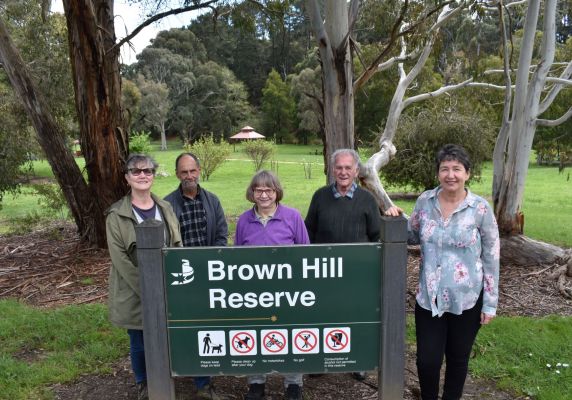 Brown Hill residents with Michaela Settle MP behind a Brown Hill Reserve sign at Brown Hill Reserve  