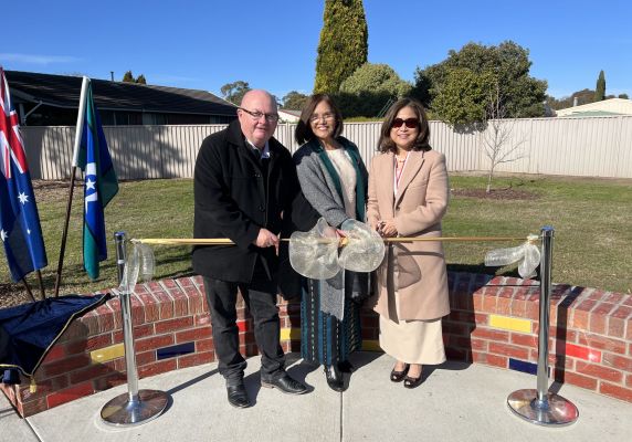 City of Ballarat Mayor Cr Des Hudson, Maria Lourdes Salcedo, Consul General of the Philippine Consulate General and Josephine Quintero, Dr Jose Rizal’s great grand niece cut the ribbon to reopen Rizal Park.